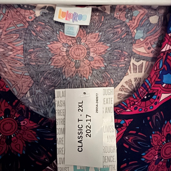 LulaRoe Classic T - Picture 2 of 2
